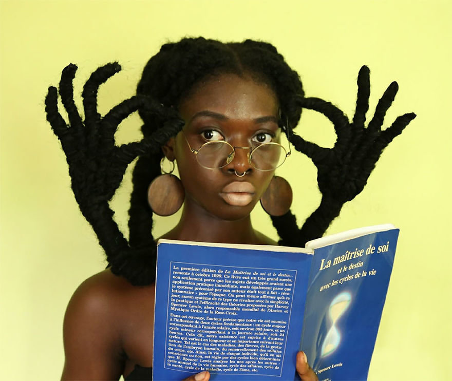LÆTITIA KY DONNE VIE À SES CHEVEUX EN LES SCULPTANT LÆTITIA KY DONNE VIE À SES CHEVEUX EN LES SCULPTANT