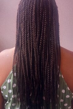 BRAIDS MOYENNES SUR CHEVEUX CREPUS 