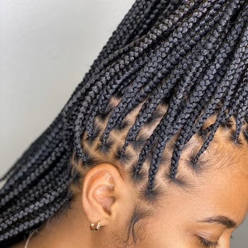 Coiffure afro Knotless braids