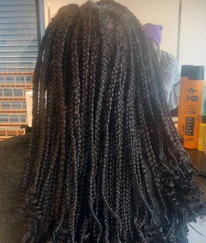 Coiffure Braids avec fini bouclé
