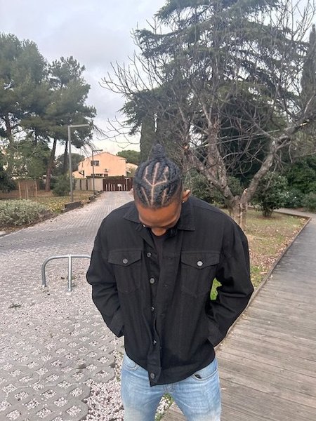coiffure homme tresses plaqué