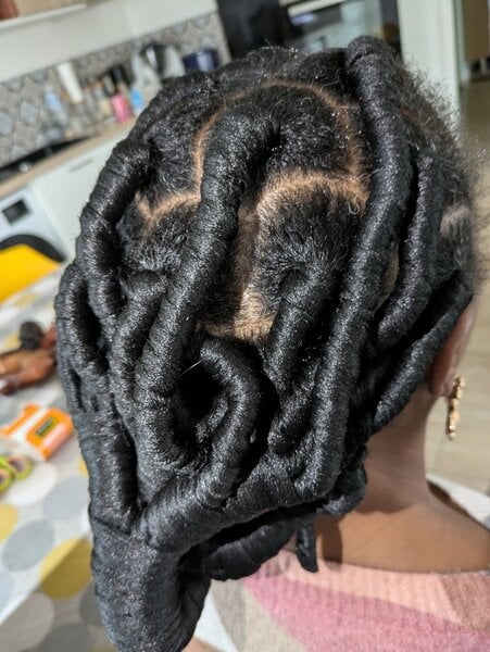Coiffure impressionnante pour cheveux courts avec laine brésilienne 
