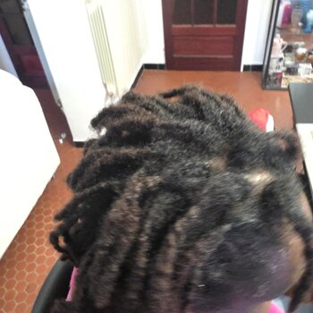Coiffure sur cheveux locksés 