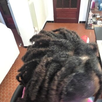 Coiffure sur cheveux locksés 