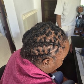 Coiffure sur cheveux locksés 