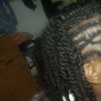 Coiffure sur enfant avec tresses et vanilles
