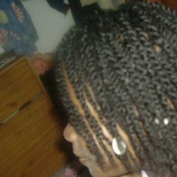 Coiffure sur enfant avec tresses et vanilles