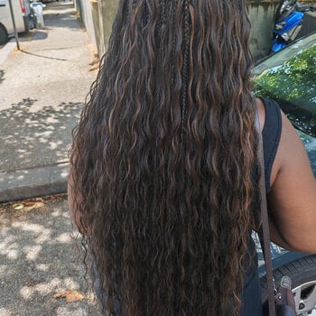 Coiffures femmes réalisé sur un cheveux africain des braids avec boucles