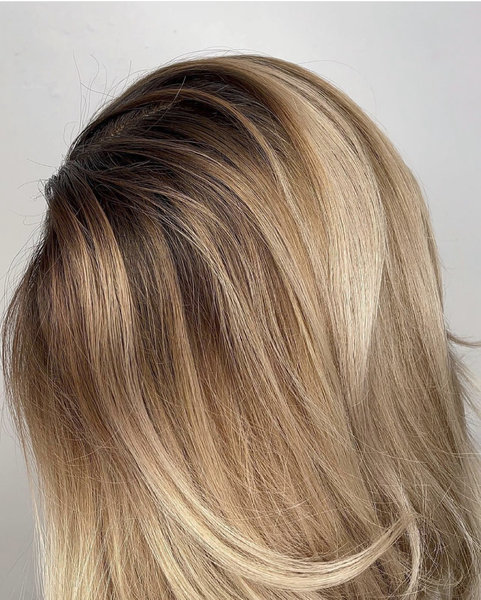 Coloration blond sur perruque sur mesure 