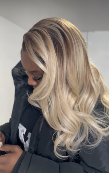 Coloration blond sur perruque sur mesure 