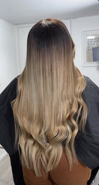 Coloration blond sur perruque sur mesure 
