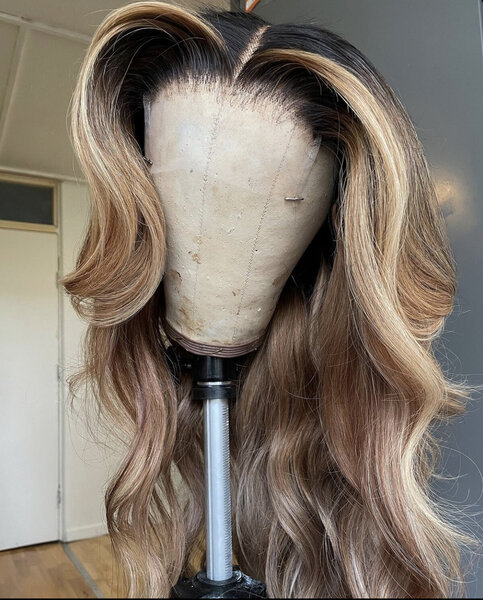 Coloration blond sur perruque sur mesure 