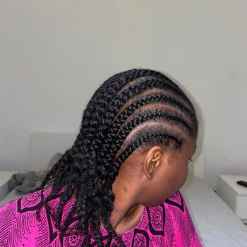 cornrows (tresses collées) réalisées avec soin et précision.