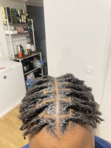 Départ locks sur cheveux crépus courts 