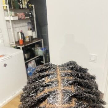 Départ locks sur cheveux crépus courts 