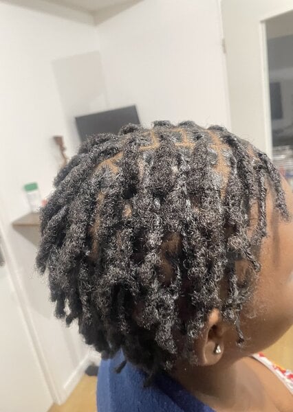 Départ locks sur cheveux crépus courts 