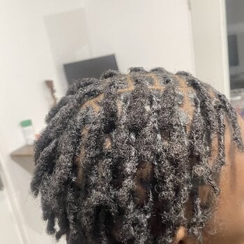 Départ locks sur cheveux crépus courts 