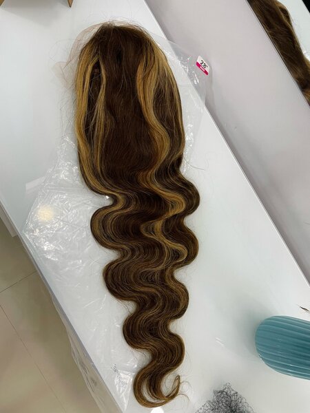Je vends de très belle perruque brésilienne 100% cheveux humain à petit prix. De 10 à 30 pouces