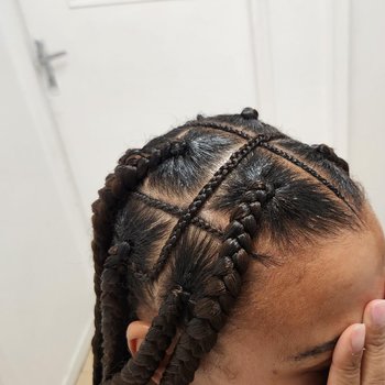 Jumbo braids avec détail entre les lignes 