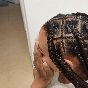 Jumbo braids avec détail entre les lignes 