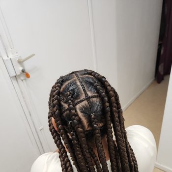 Jumbo braids avec détail entre les lignes 