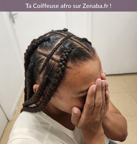 Jumbo braids avec détails entre les lignes 