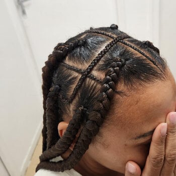 Jumbo braids avec détails entre les lignes 