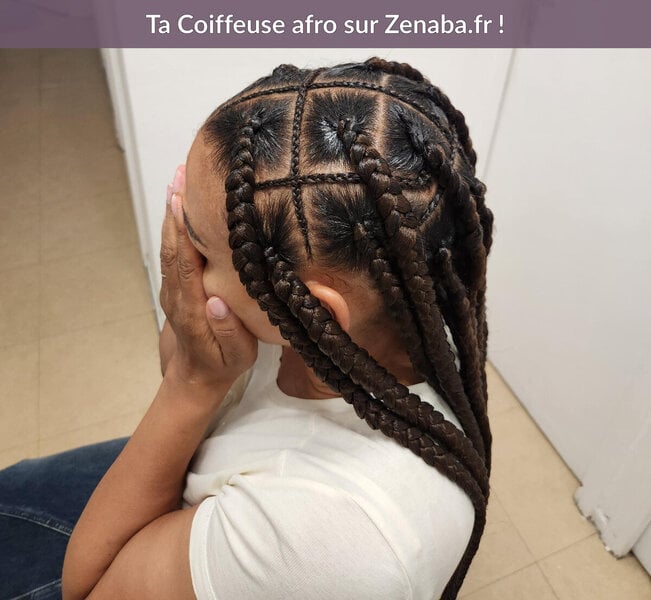Jumbo braids avec détails entre les lignes 