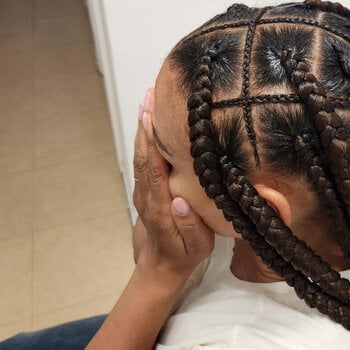 Jumbo braids avec détails entre les lignes 