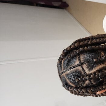 Jumbo braids avec détails entre les lignes 