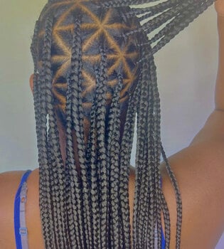 Knotless Braids avec fleur et perles