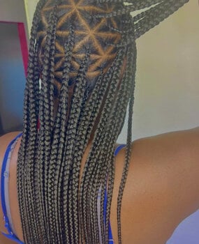 Knotless Braids avec fleur et perles