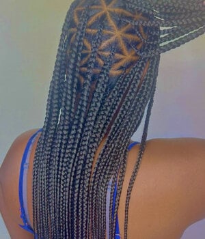 Knotless Braids avec fleur et perles