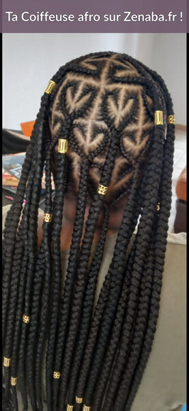 Knotless Braids longues avec motifs coeur et accessoires dorés