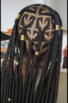 Knotless Braids longues avec motifs coeur et accessoires dorés