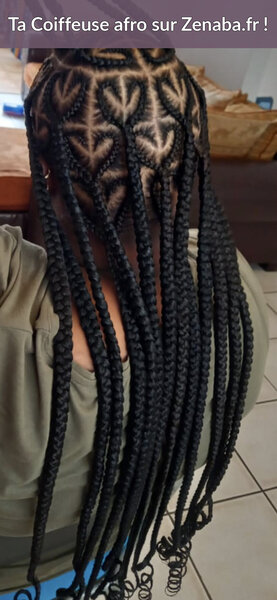 Knotless Braids longues avec motifs coeur et accessoires dorés