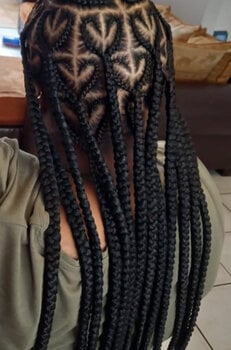 Knotless Braids longues avec motifs coeur et accessoires dorés