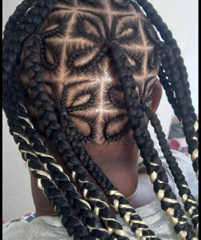 Knotless Braids longues avec papillons