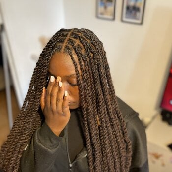 Marley braids sur cheveux crépus femmes. 