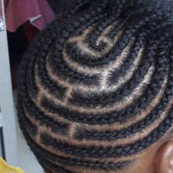 Nattes collées avec design sur cheveux naturels