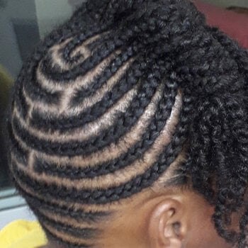 Nattes collées avec design sur cheveux naturels