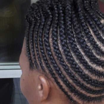 Nattes collées avec design sur cheveux naturels