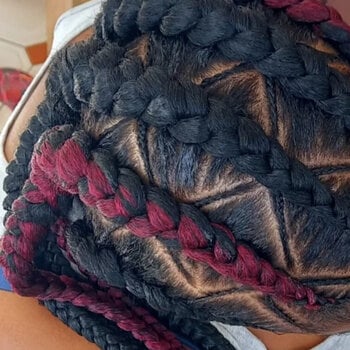 Nattes collées avec motifs et rajouts