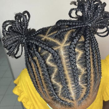 Nattes collées (cornrows) et tresses sur cheveux naturels pour fille
