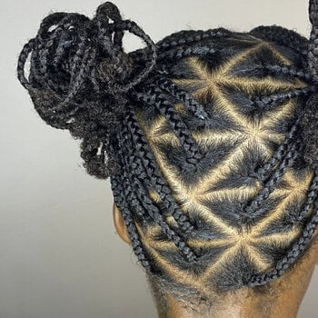 Nattes collées (cornrows) et tresses sur cheveux naturels pour fille