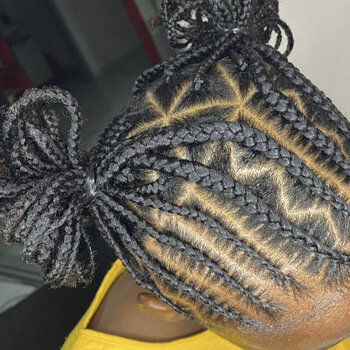 Nattes collées (cornrows) et tresses sur cheveux naturels pour fille