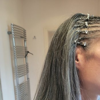 Nattes collées demi-tête, brushing (avec bijoux de tête)