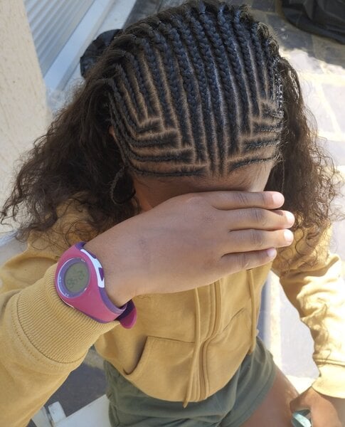 Nattes collées demi-tête sur cheveux metissés