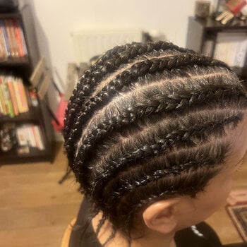 Nattes collées sur cheveux lisse courts