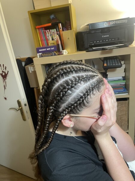 Nattes collées sur fille cheveux bouclés lisses